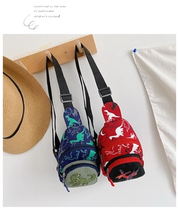 Détail des sacs de poitrine dinosaure en toile rouge et bleu marine pour enfants