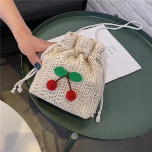 Borsa a secchiello in paglia estiva con ciliegie rosse e tracolla sottile trendy