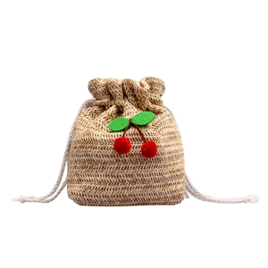 Borsa a secchiello estiva in paglia con coulisse e decorazione a ciliegia su sfondo bianco