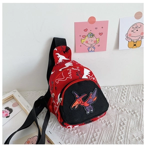 Détail du sac banane enfant en toile rouge avec motifs dinosaures et broderie fine
