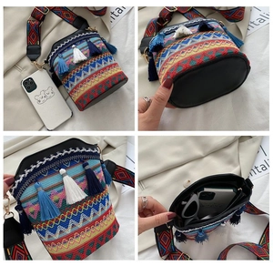 Dettaglio borsa a secchiello in maglia etnica con nappe colorate e motivi geometrici