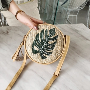 Στρογγυλή ψάθινη τσάντα χιαστί με κέντημα monstera και μακρύ δερμάτινο λουράκι ώμου