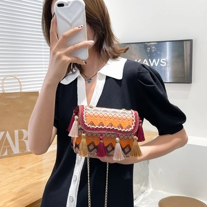 Ethnische Boho-Webtasche mit bunten Quasten und goldener Kette für Damen