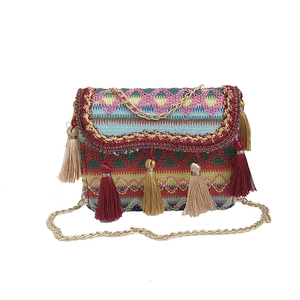 Ethno-Schultertasche mit bunter Stickerei, geometrischen Mustern und langen Quasten