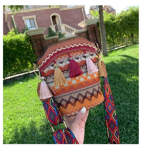 Dettaglio della borsa a secchiello boho con nappe colorate e motivi etnici