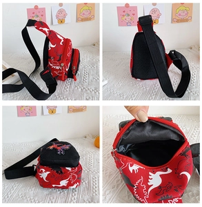 Vues détaillées du sac banane rouge dinosaure enfant avec dos en filet et intérieur