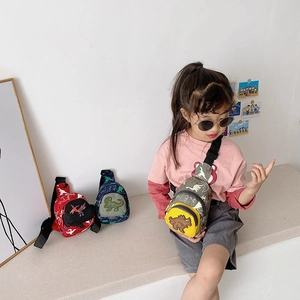 Sac banane dinosaure pour enfants en rouge, bleu et camo avec sangle réglable