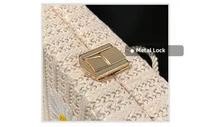 Vue macro détaillée du fermoir doré en métal sur un sac à bandoulière en paille tressée