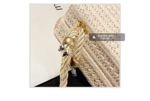 Détail de la bandoulière en corde tressée avec boucle métallique dorée polie