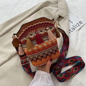 Borsa a Secchiello Intrecciata Etnica Bohémien da Donna Modello Geometrico Vintage Borsa a Tracolla Con Nappine e Tracolla Larga