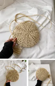 Detailopname van beige ronde geweven rieten tas met kwastjes en fijne texturen