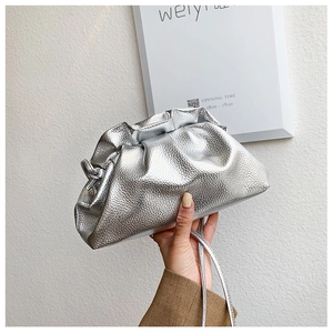 Détail du sac nuage argenté métallisé avec texture plissée et fine bandoulière fine