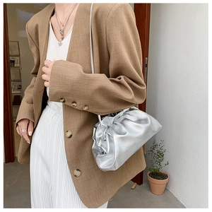Détail du sac nuage argenté plissé avec finition métallisée et texture lychee