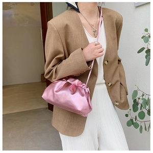 Détail du sac nuage plissé rose métallisé avec une texture en similicuir brillant