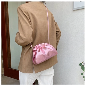 Vue détaillée du sac nuage rose métallisé avec texture plissée et bandoulière fine
