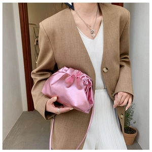 Gros plan du sac nuage plissé rose métallisé avec texture en cuir grainé brillant