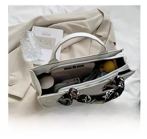 Détail montrant la grande capacité intérieure d'un sac cabas matelassé avec foulard