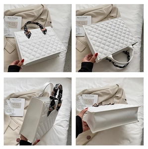 Vues détaillées d'un cabas blanc matelassé avec foulard en soie et gravure Forever Love