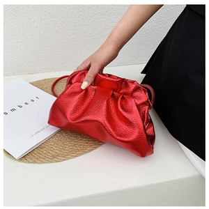Détail du sac nuage rouge métallisé montrant la texture plissée du cuir synthétique