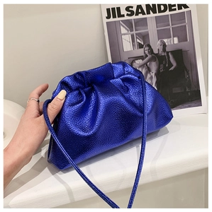 Détail du sac nuage plissé bleu électrique métallisé avec texture et bandoulière