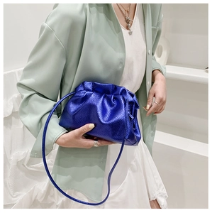 Détail du sac nuage plissé bleu roi avec finition métallique brillante et bandoulière
