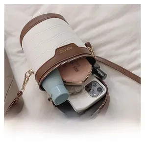 Detailansicht der Zylindertasche mit Platz für Smartphone und Kosmetik im Innenraum