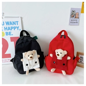 Dettagli degli zainetti per bambini neri e rossi con decorazioni di orsetti in peluche 3D