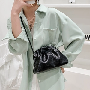 Sac nuage noir minimaliste plissé avec texture grainée et bandoulière fine