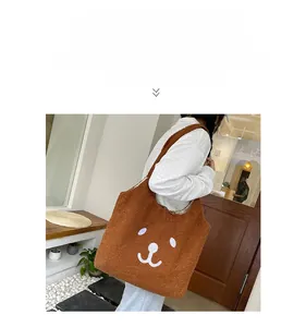 Détail du sac fourre-tout ours en peluche marron avec texture laine d'agneau et broderie douce