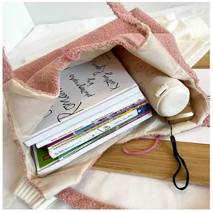 Sac cabas rose en peluche montrant une grande capacité pour livres et bouteilles