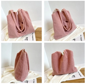 Vues détaillées d'un sac cabas rose en peluche avec motif ours sous plusieurs angles