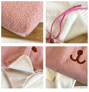 Détail d'un sac à main en peluche rose montrant la texture et la doublure