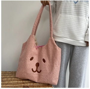 Détail du sac cabas en peluche rose avec broderie ours mignonne et cordon de serrage