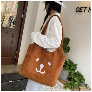 Détail du sac cabas en polaire marron avec broderie ours blanc et texture douce