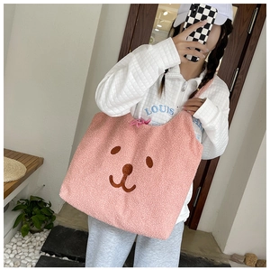 Détail du sac fourre-tout rose en peluche avec broderie ours mignonne et texture douce