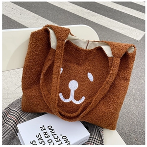 Vue détaillée du sac cabas en peluche marron caramel avec broderie ours blanc