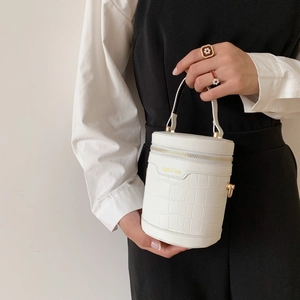 Elegante borsa a mano cilindrica bianca con stampa coccodrillo e cerniera dorata