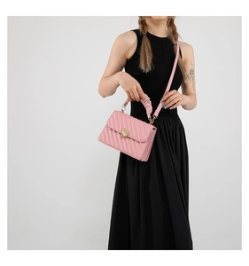 Detailansicht der rosa gesteppten Lederhandtasche mit Herzverschluss und Falten-Griff