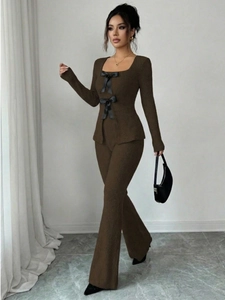 Elegantes dunkelbraunes Strick-Set mit Schleifen-Oberteil und ausgestellter Strickhose
