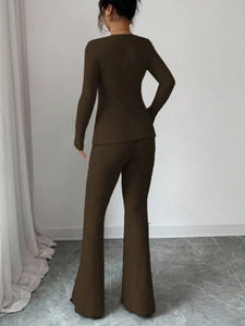 Elegantes dunkelbraunes Set aus Rippstrick mit Langarmtop und Schlaghose für Damen