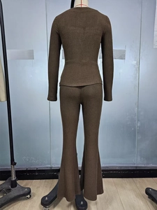 Rückansicht eines braunen gerippten Stricksets mit schmalem Langarmshirt und Schlaghose
