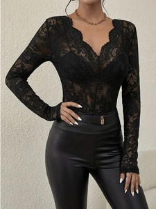 Dettaglio body in pizzo floreale nero con elegante scollo a V e maniche trasparenti