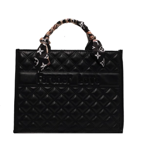 Grand sac fourre-tout noir matelassé avec poignée et foulard floral décoratif