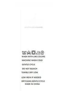 Gedetailleerd waslabel met 95% polyester materiaalsamenstelling en wasinstructie symbolen