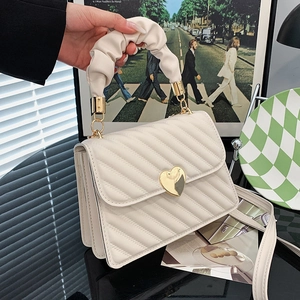Modische weiße Stepphandtasche mit goldener Herzschnalle und gerafftem Wolkengriff