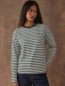 Détail d'un t-shirt à manches longues à rayures vert foncé et crème à col rond