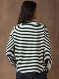 Vue arrière d'un t-shirt à manches longues rayé avec motifs horizontaux vert et blanc