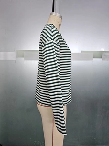 Détail du t-shirt à manches longues à rayures vertes et blanches sur un mannequin
