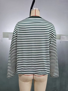 Détail arrière d'un t-shirt à manches longues à rayures vertes et blanches avec col rond