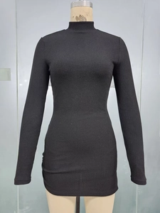 Détail de la robe moulante noire à manches longues en maille côtelée avec un col montant